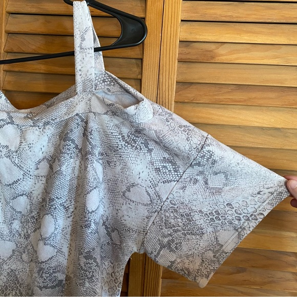 🐍BiBi, Size XL, Snake Print, Shirt Sleeve, One Cold Shoulder Top - Picture 6 of 7